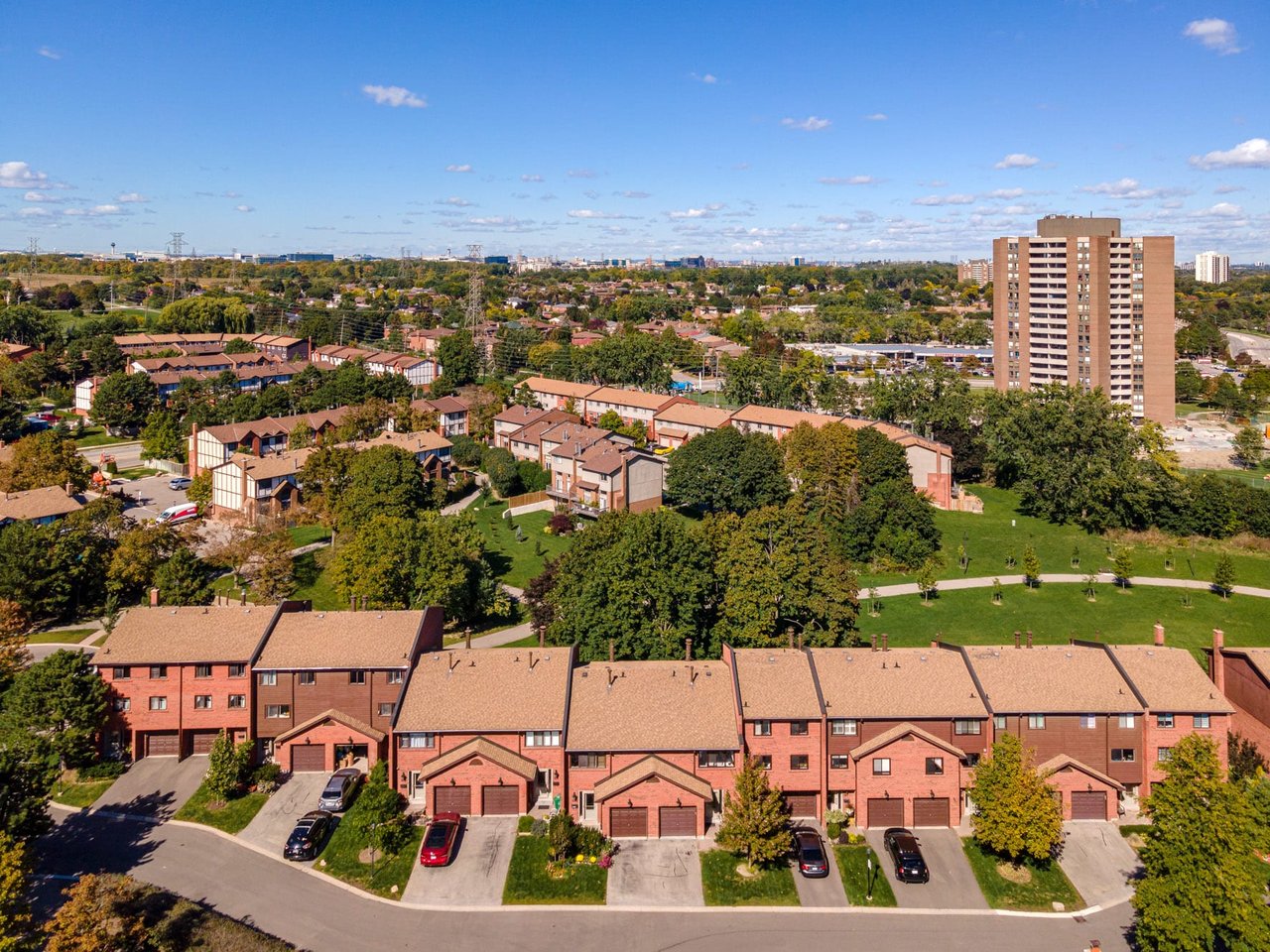 FAMILY TOWNHOME OFF THE PARK