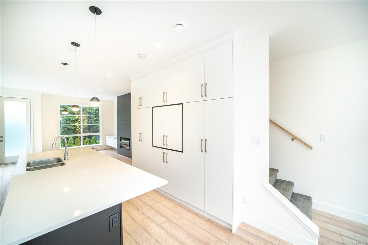 3-1052 Tillicum Rd, Saanich