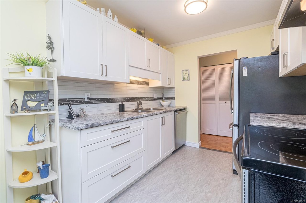 304-1665 Oak Bay Ave