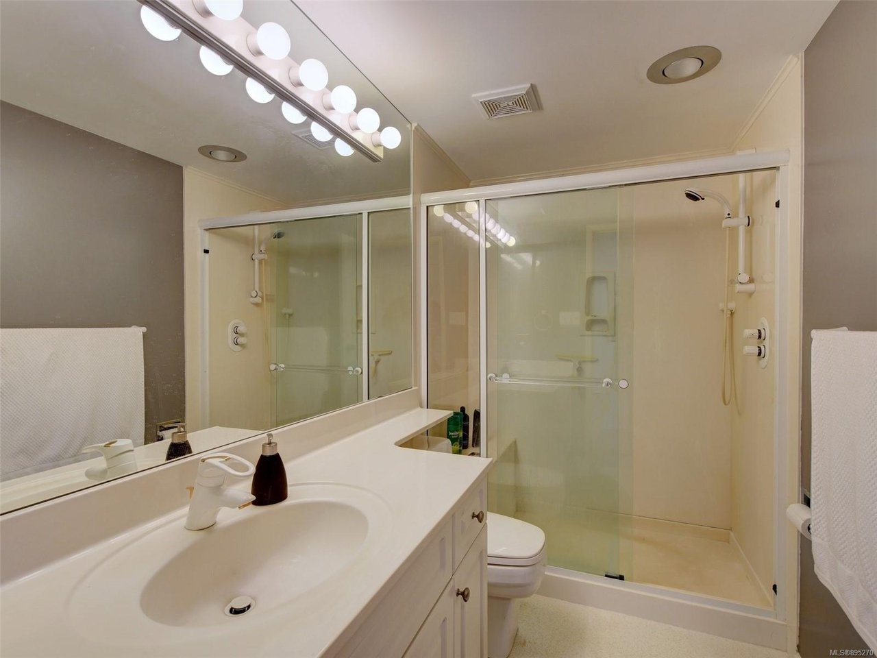 302-929 Esquimalt Rd, Esquimalt