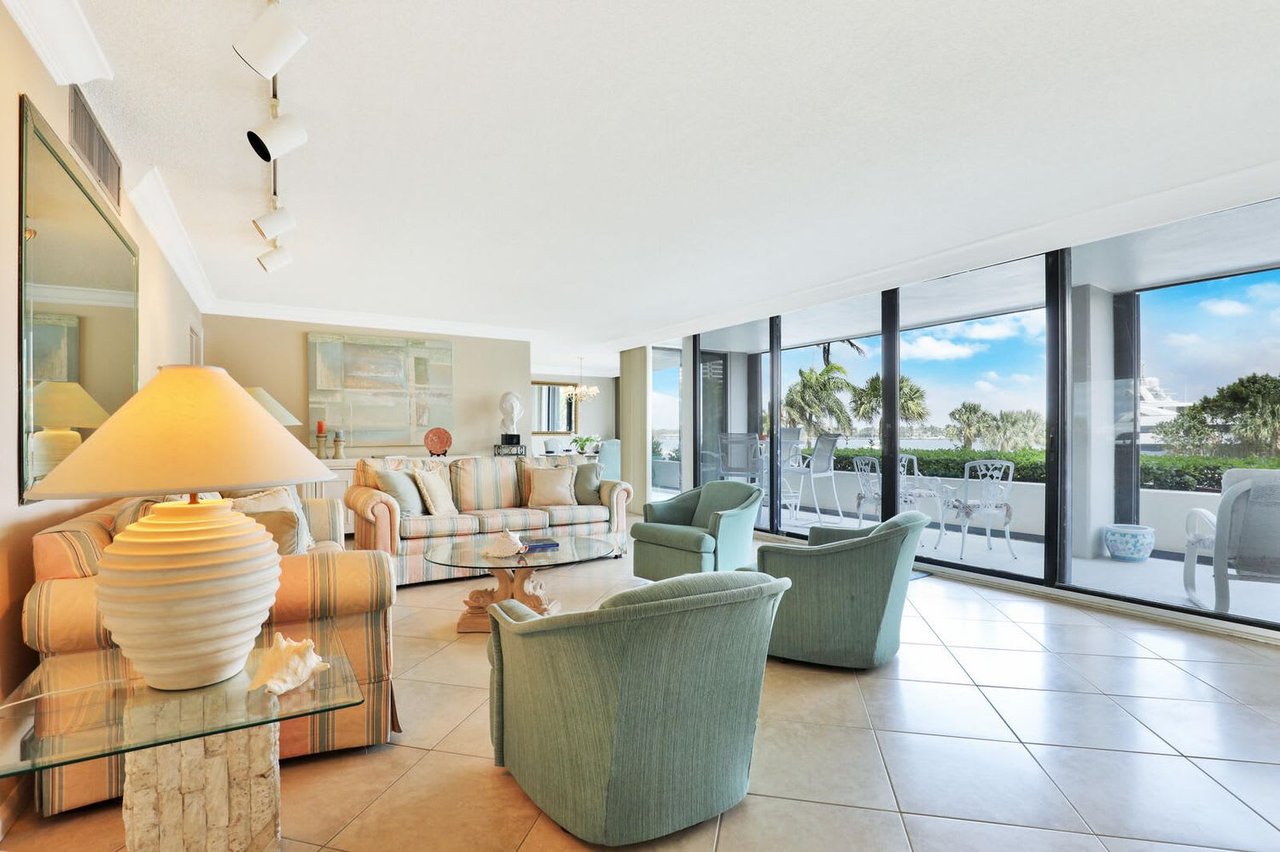 122 Lakeshore Drive #2320