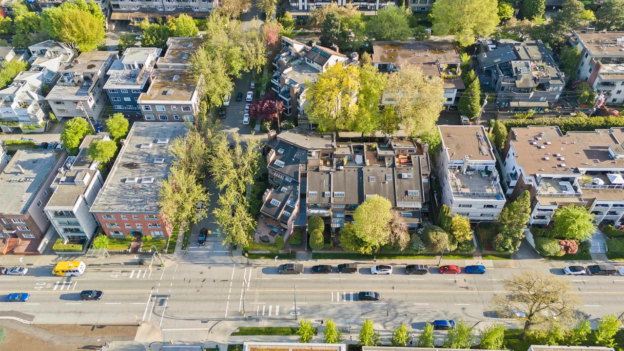 303-2410 Cornwall Ave