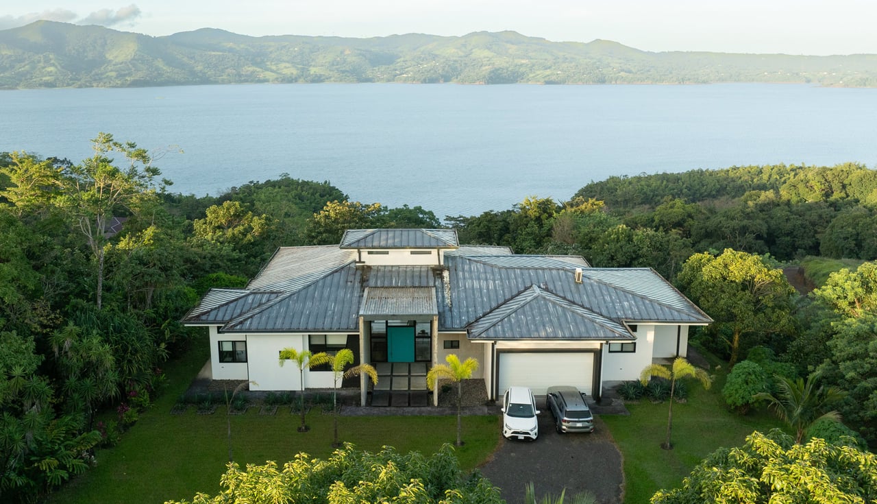 Contemporary Lake View Home, Lake Arenal, Alajuela