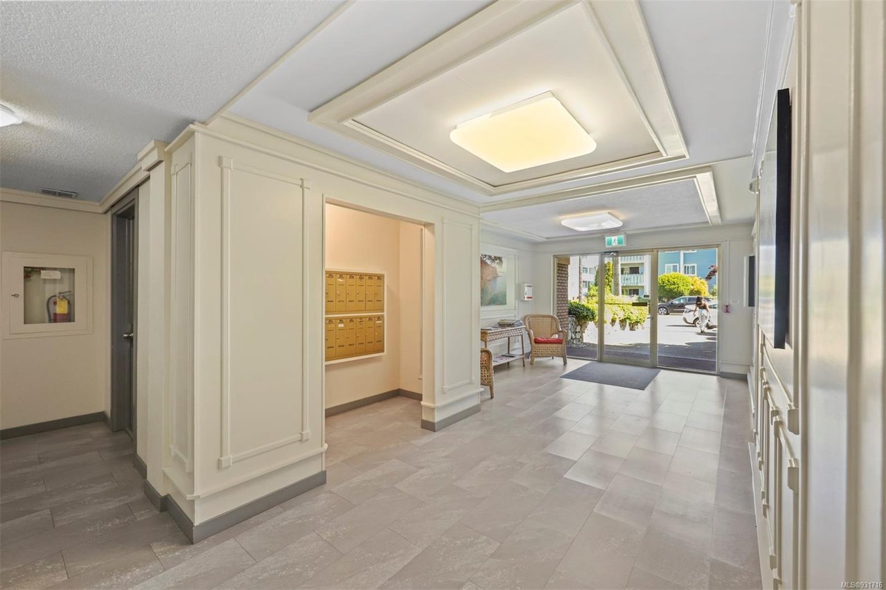 205-545 Rithet St