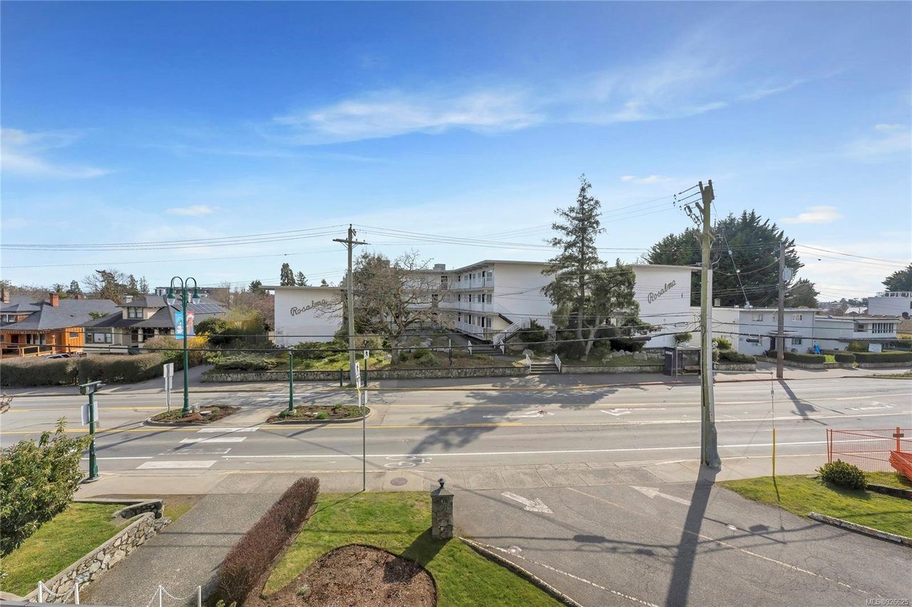 204-848 Esquimalt Rd