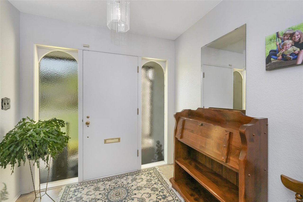 989 Abbey Rd, Saanich