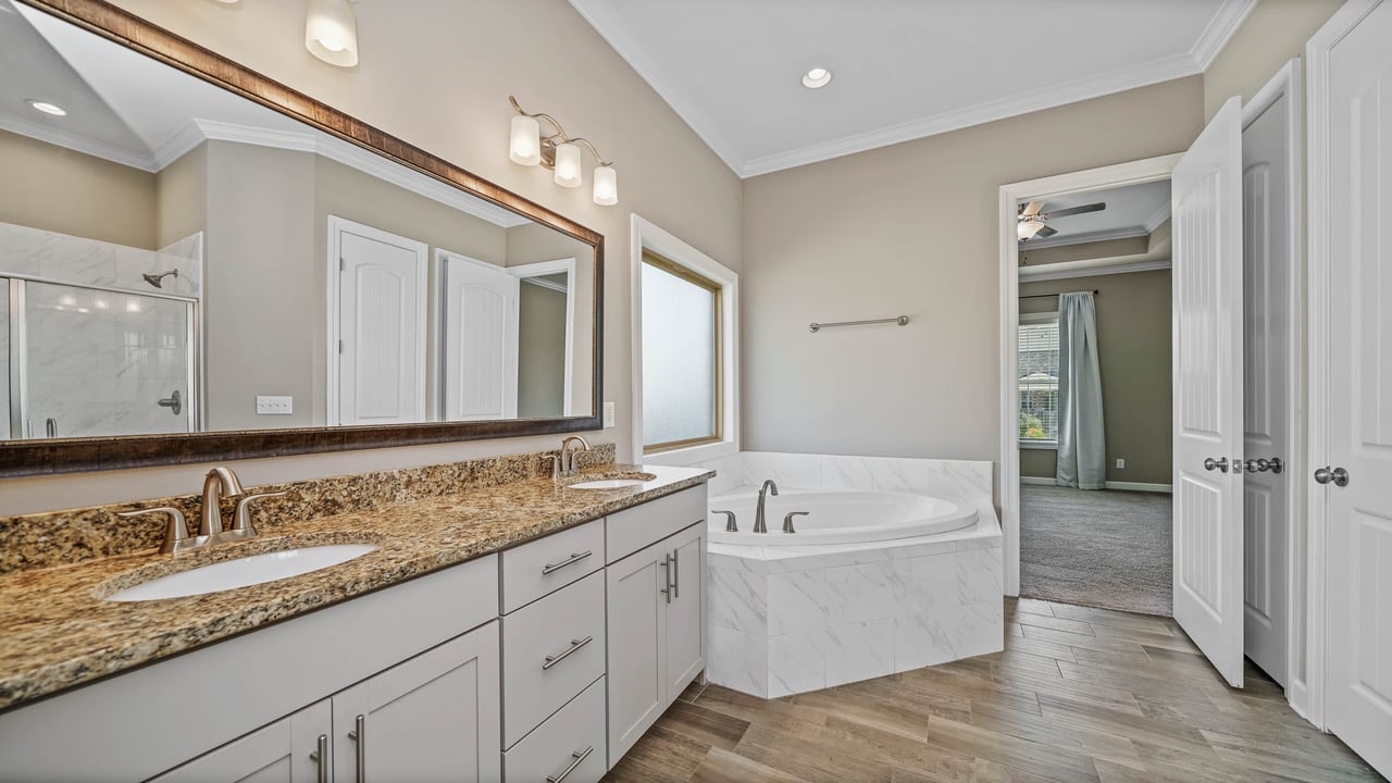 MADISON CITY SCHOOLS! 5BR/4BA house with LOTS of room to enjoy! 
