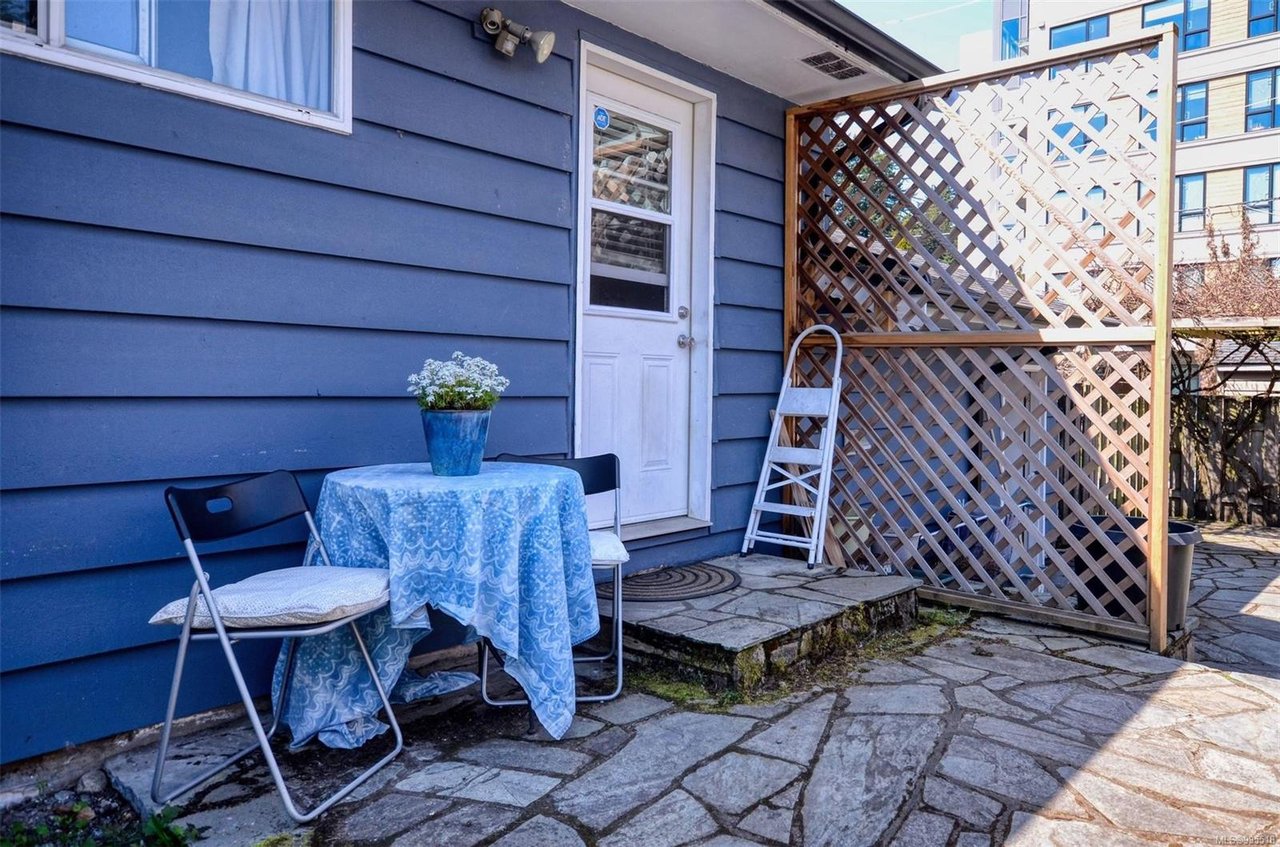 490 Goldstream Ave