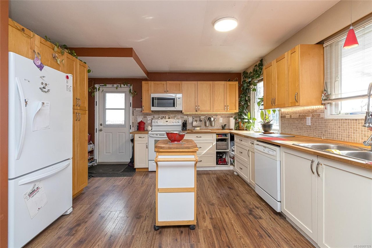 1335 Justine Pl, Langford