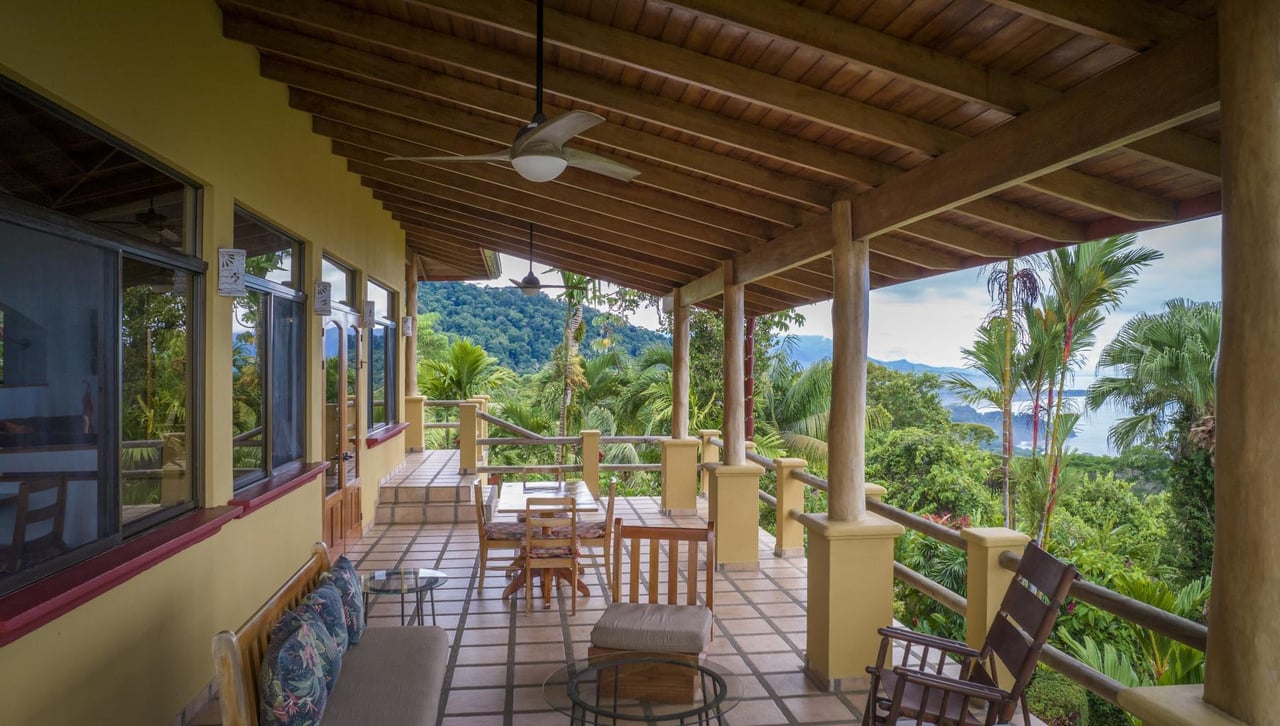 Casi Cielo, 4 Bed Ocean View House W. 2 Bed Guest House