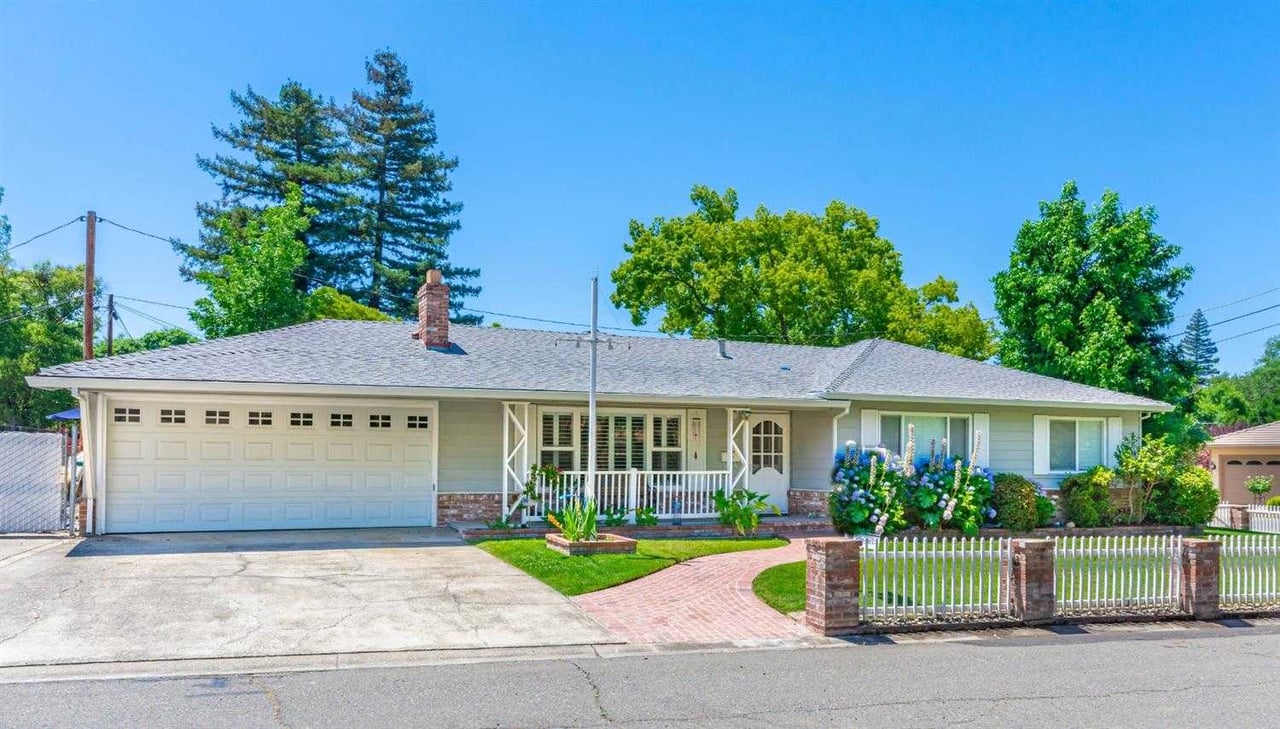 904 Camelia Avenue