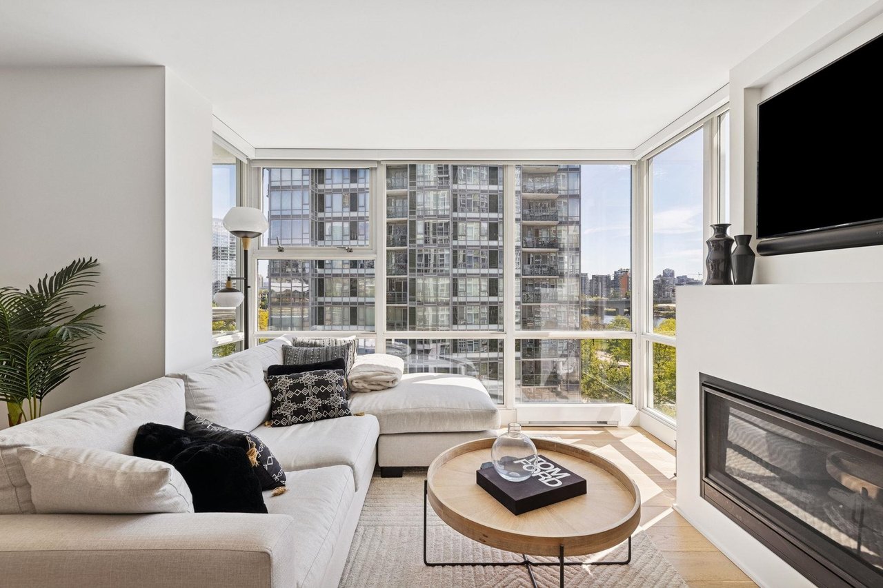 801-1077 Marinaside Cres