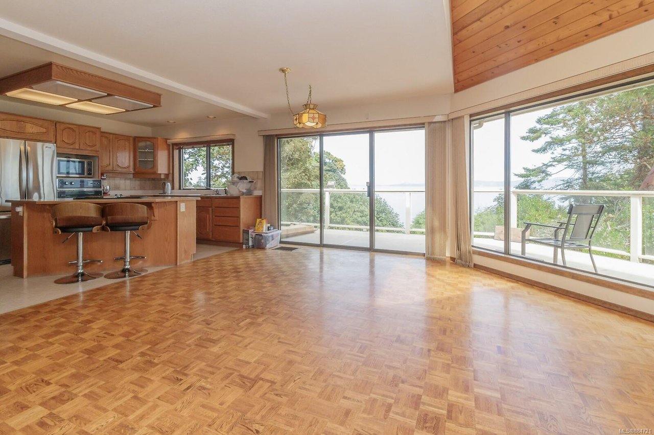 2270 Arbutus Rd