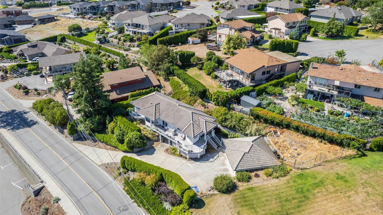 6752 Lakeside Dr