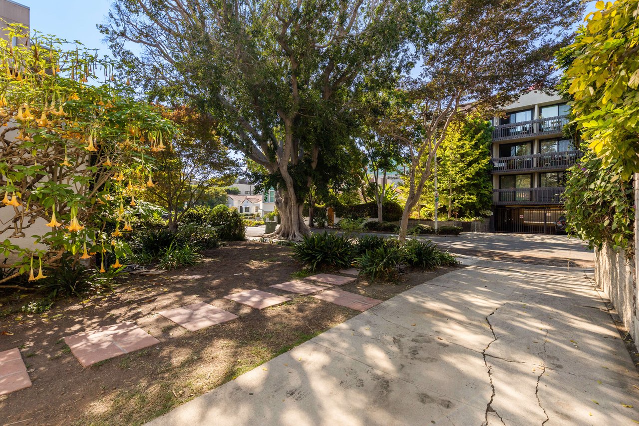 718 Westbourne Dr