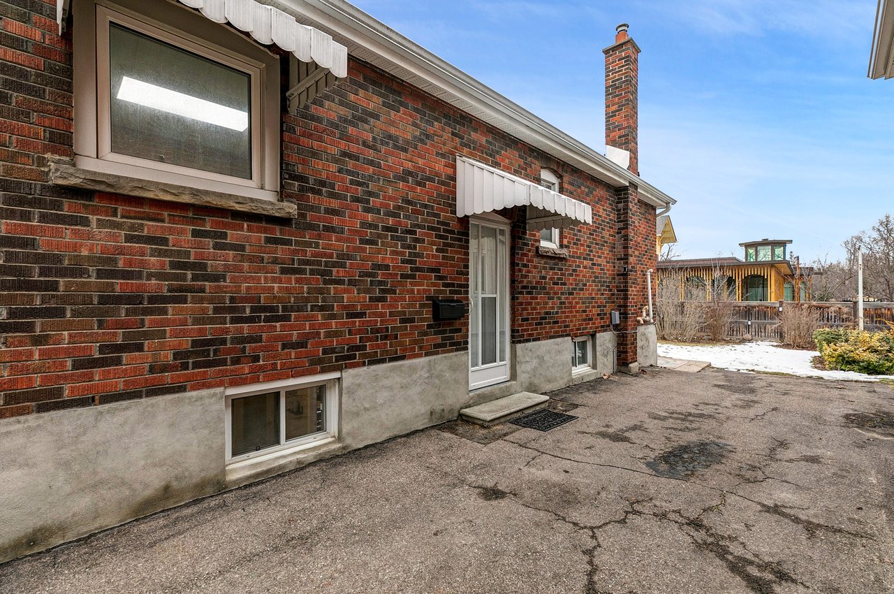 44 Elizabeth St S