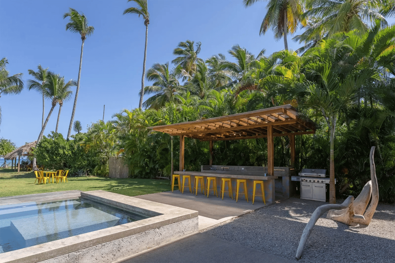 Beachfront Luxury Retreat: Contemporary Villa With Stunning Views and Unrivaled Amenities