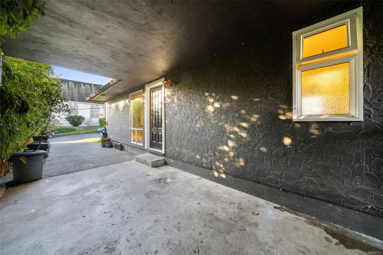 307 Henry St