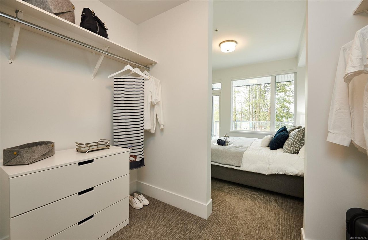 301-10670 McDonald Park Rd, North Saanich