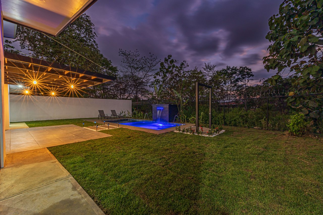Brand new House in Uvita, 3 Bed, 2Bath. Walk to the Stores