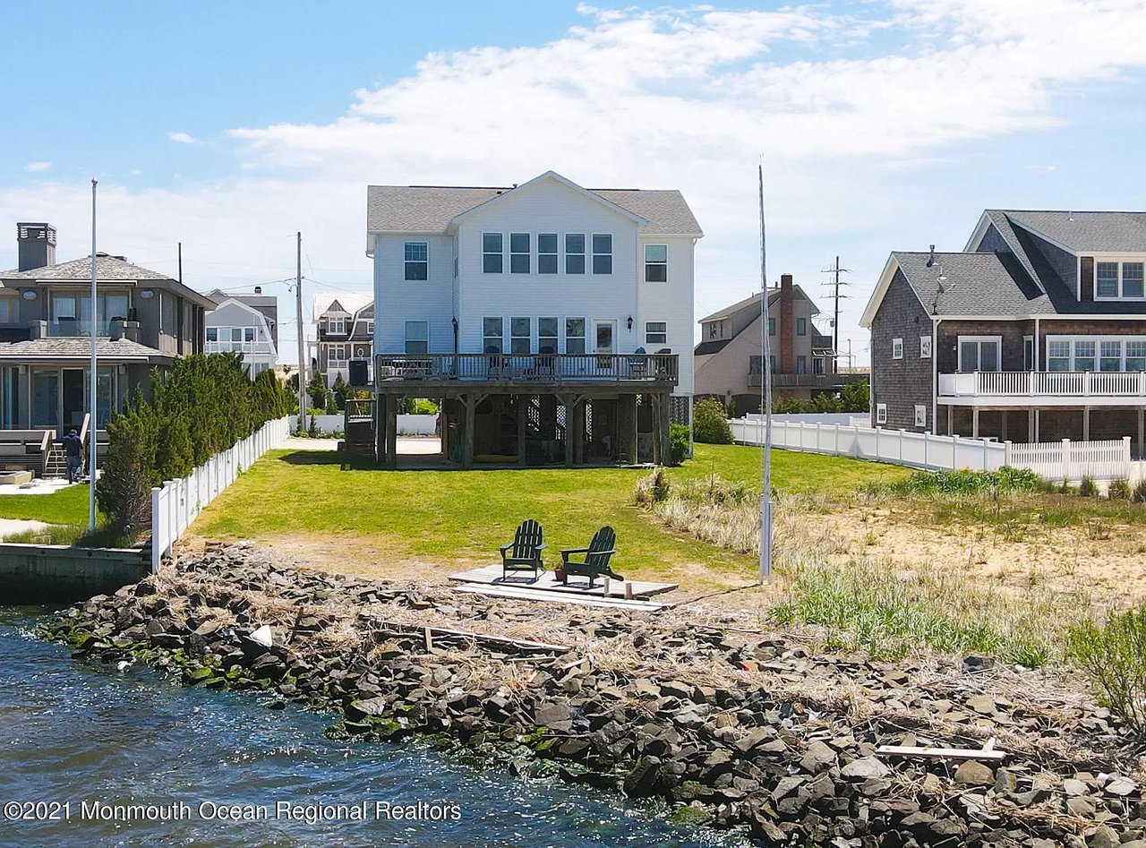 1126 Barnegat Ln