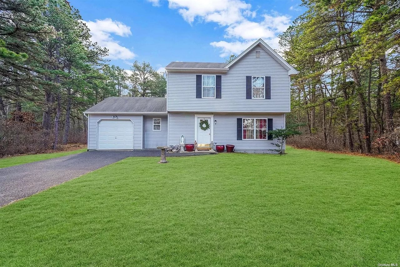8 Pebble Way, Riverhead, NY 11901