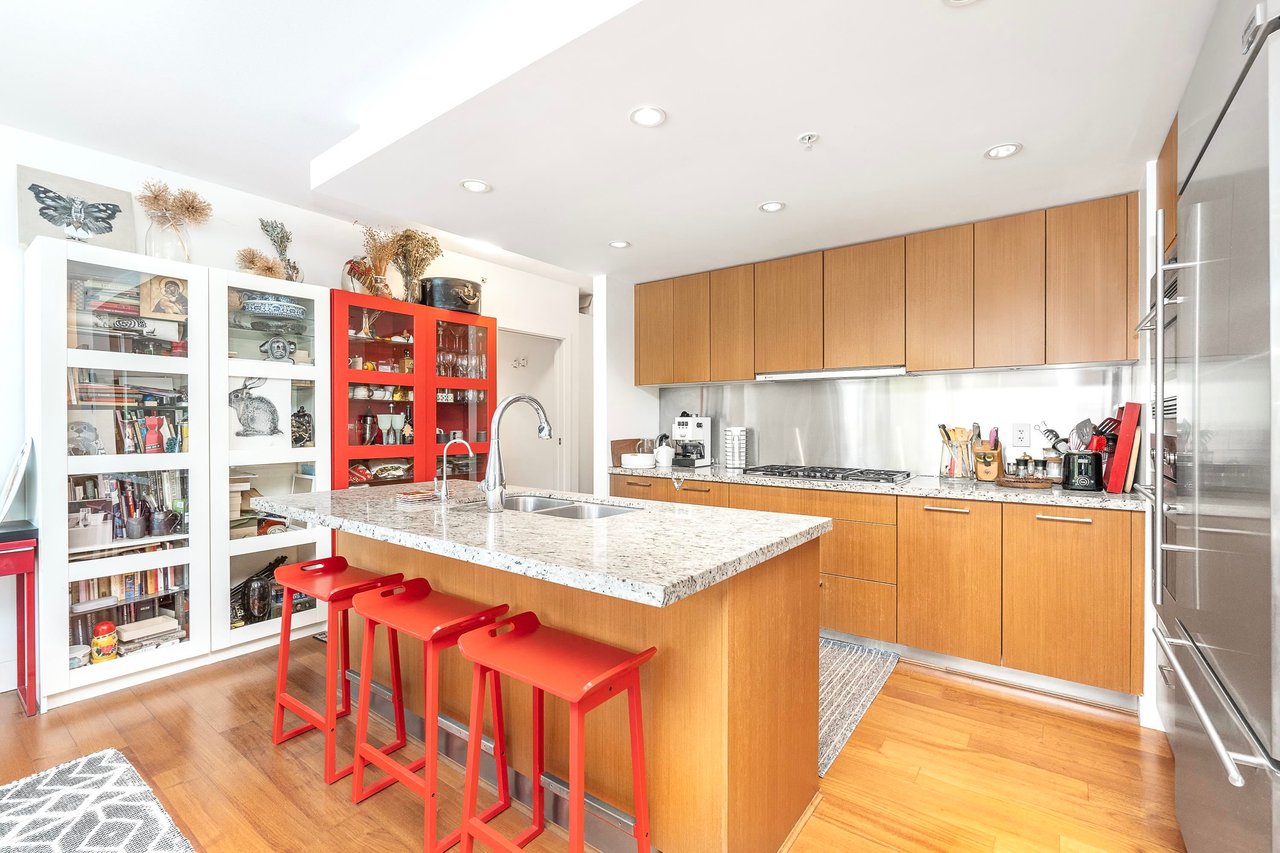 210-5989 Iona Dr