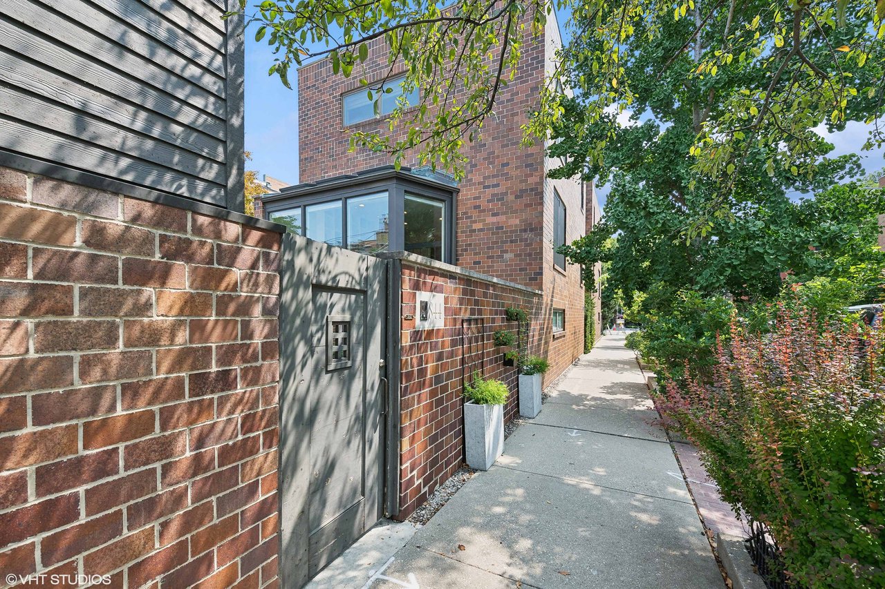 Just Closed! 844 w Wisconsin Street | Lincoln Park 