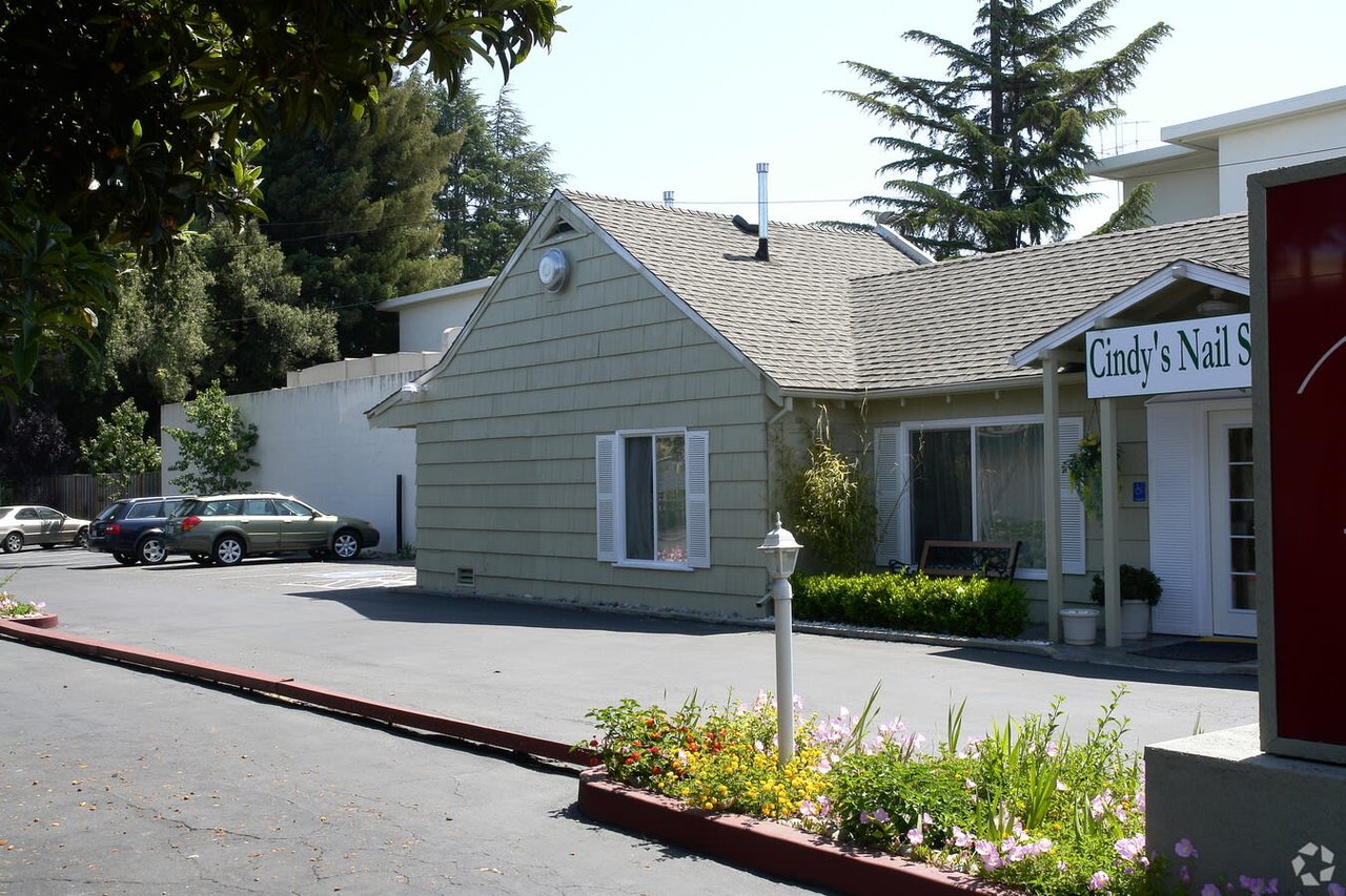 1702 El Camino Real