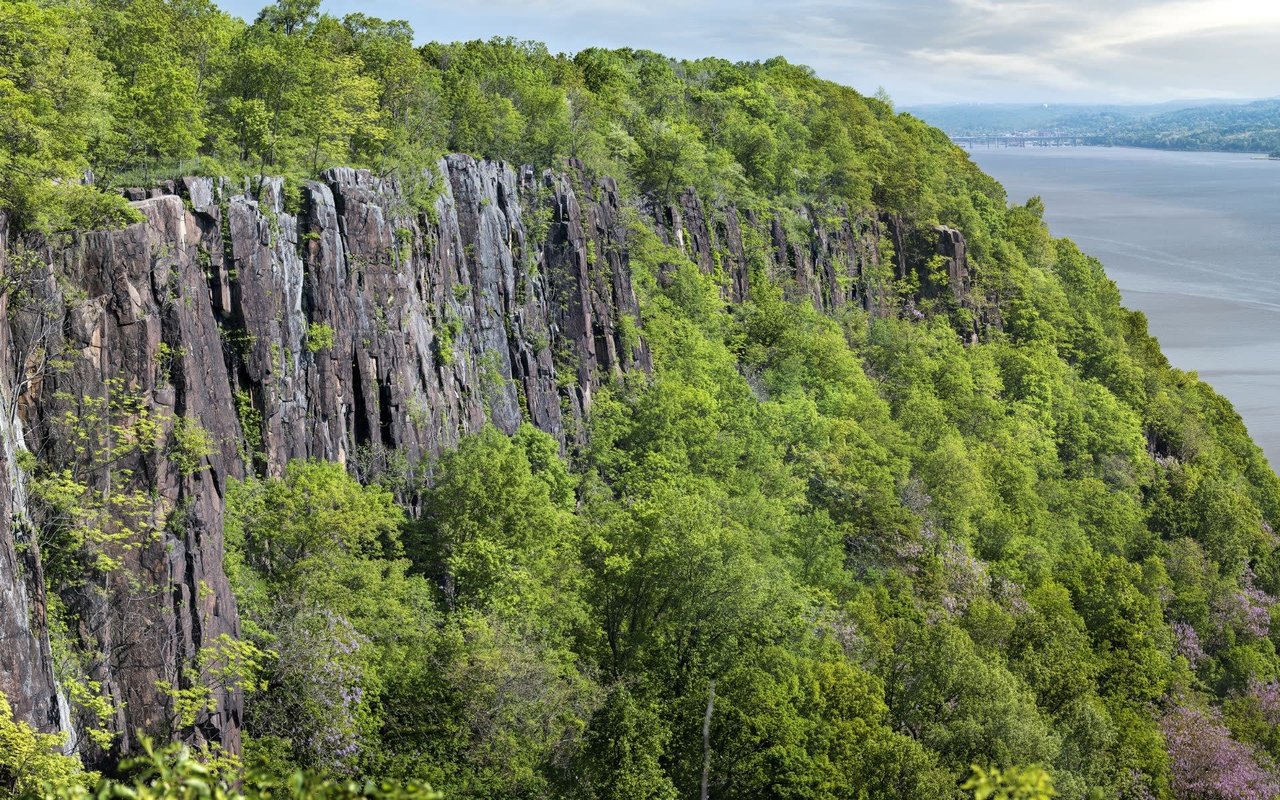 Rocky cliff of the Palisades along the west bank of the Hudson River in New Jersey and New York.