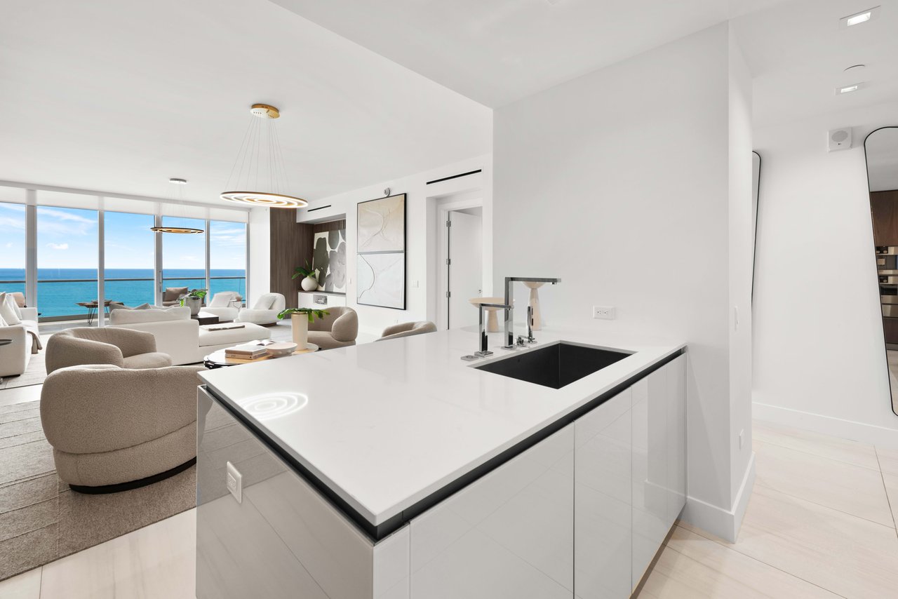 18501 Collins Ave Unit: 703