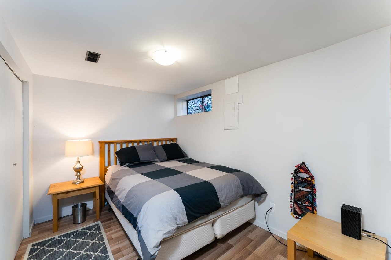 2060 Deep Cove Cres