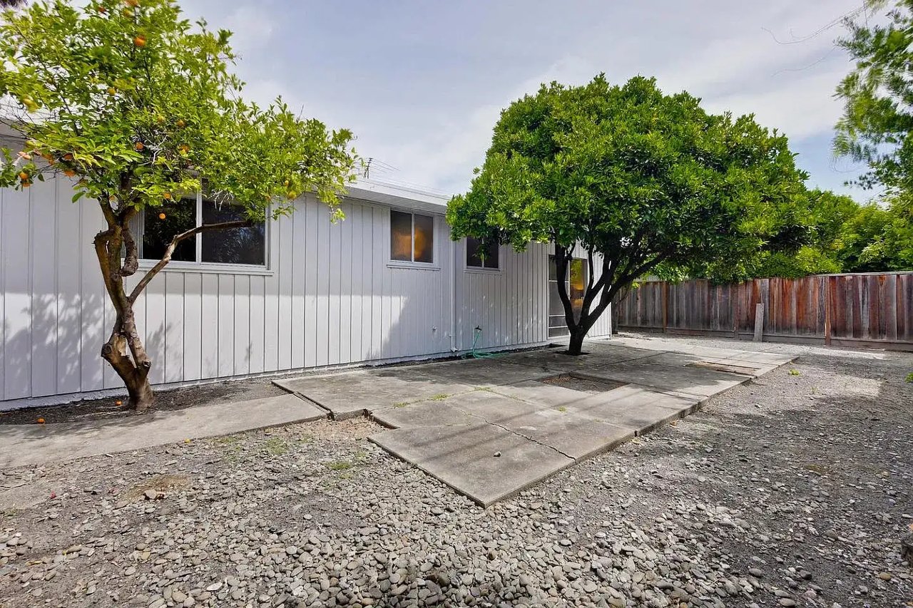 726 E Charleston Rd