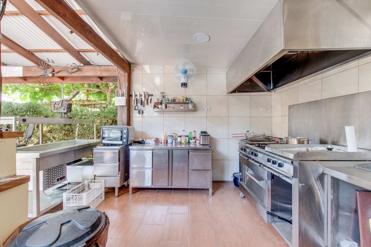 A highly-rated and high-occupancy resort with a hotel, cabins, on-site restaurant and a pool an easy 5-minute walk from PLAYA UVITA and Marino Ballena National Park!
