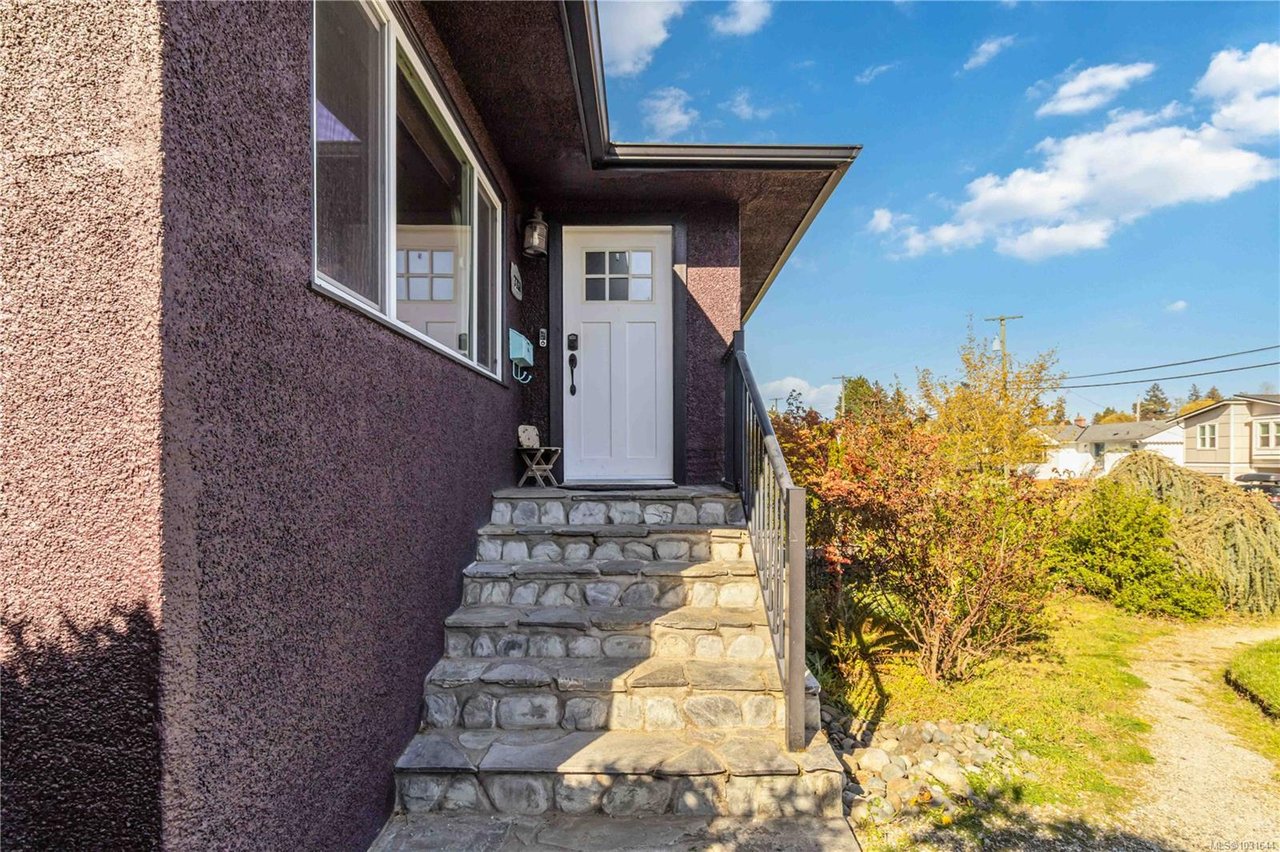 3738 Tillicum Rd
