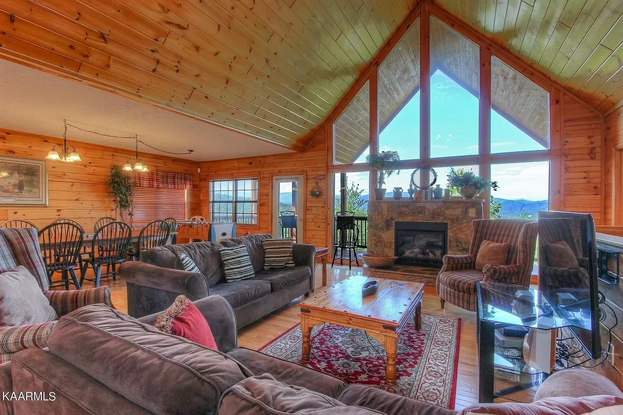 1437 Twin Rock Dr