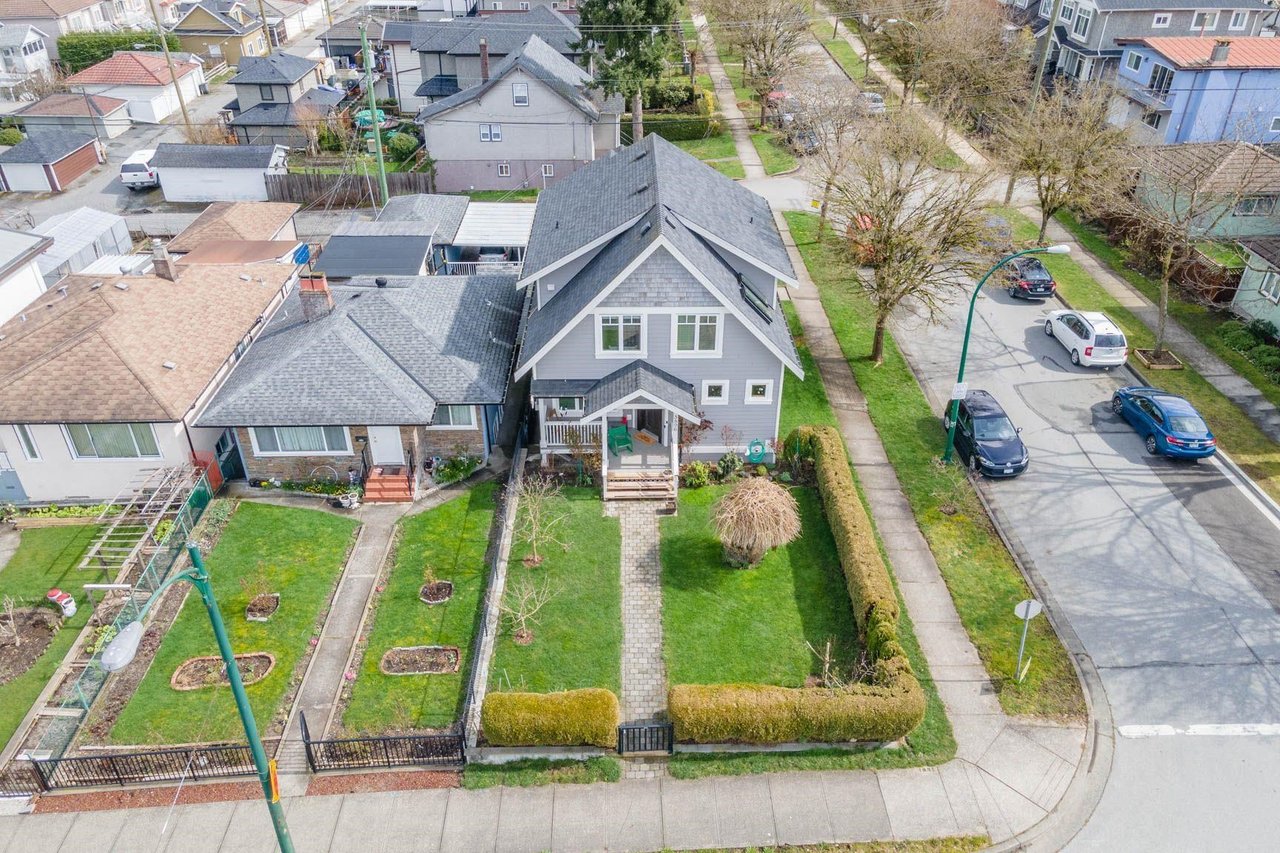 3896 Slocan St