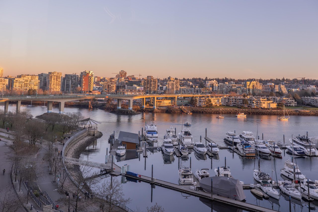 1003-1099 Marinaside Cres