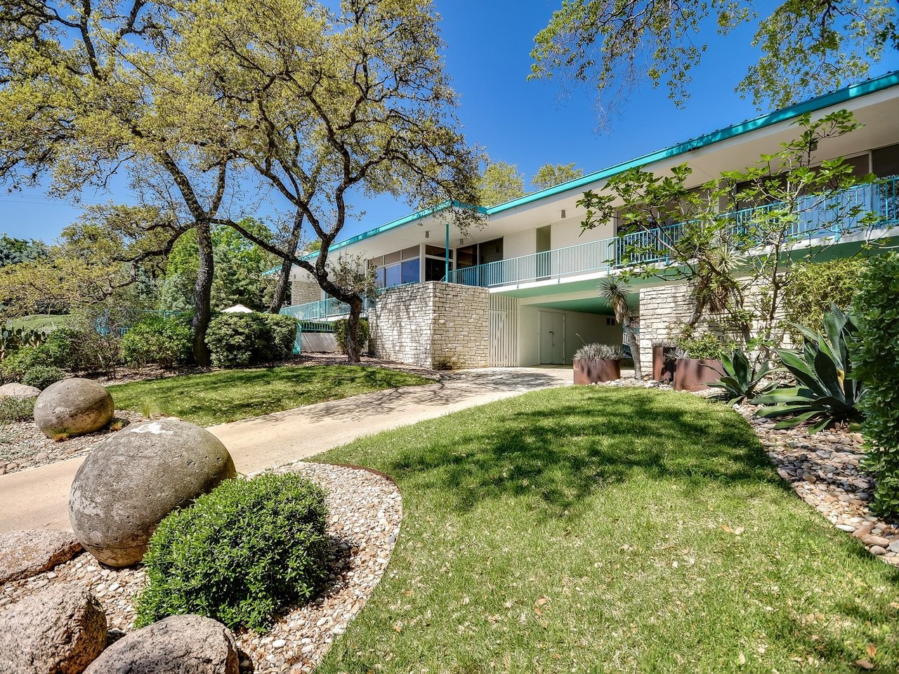3941 Balcones Dr