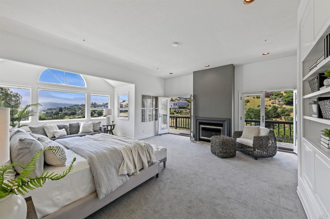 Contemporary Residence Adjacent to Open Space
