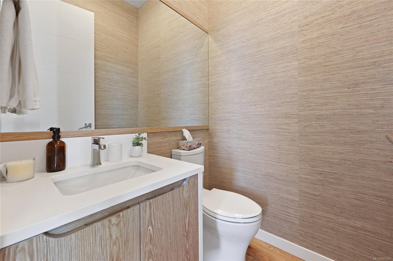 403-1018 Pentrelew Pl