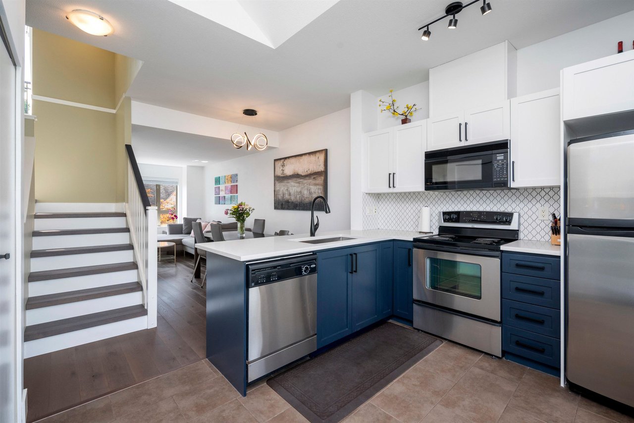 31-4055 Pender St