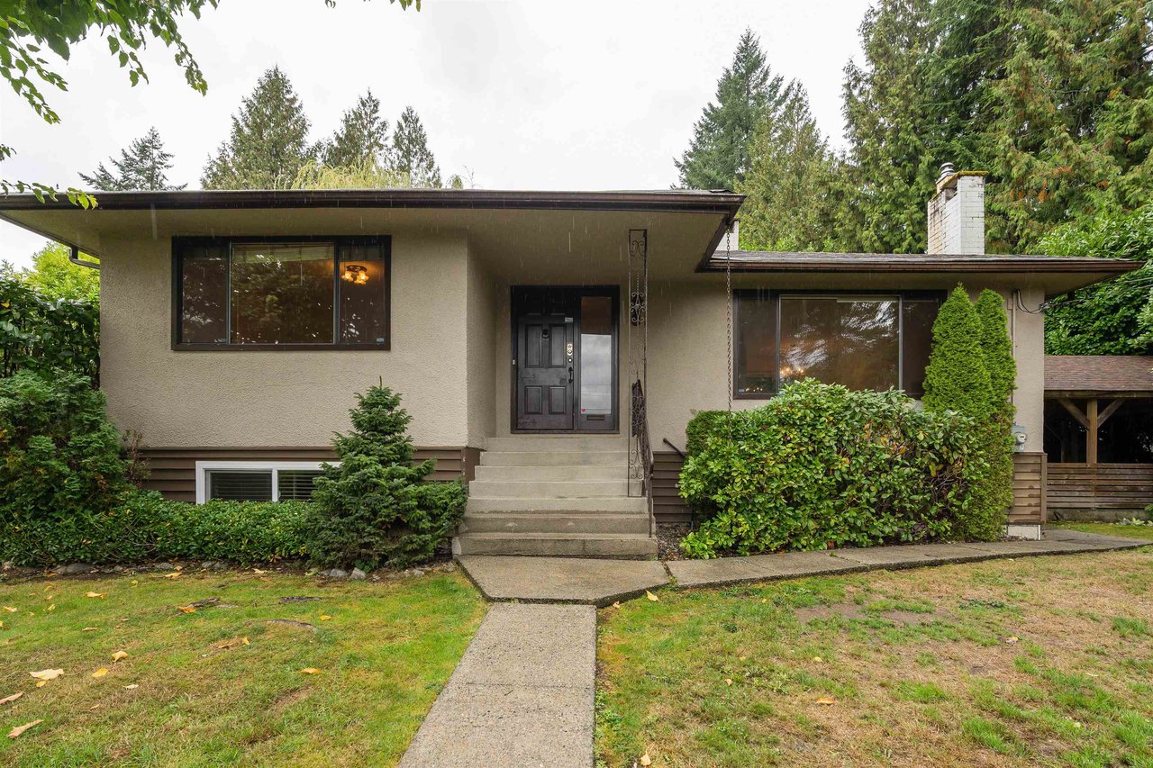 993 Friar Cres