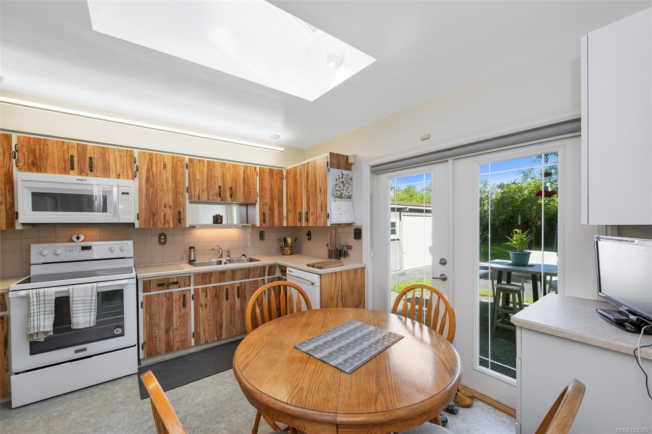 989 Abbey Rd, Saanich