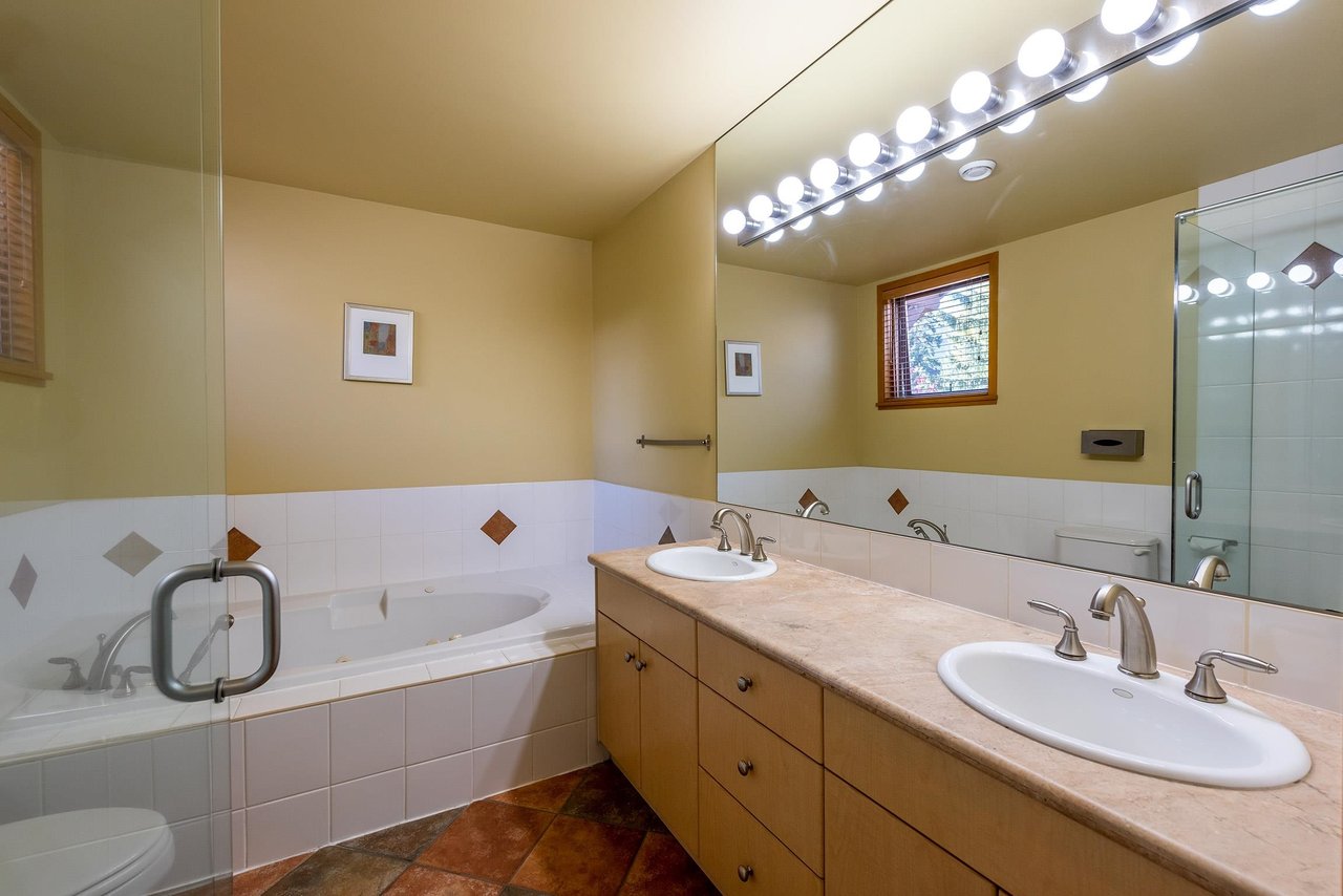 8107 Muirfield Cres