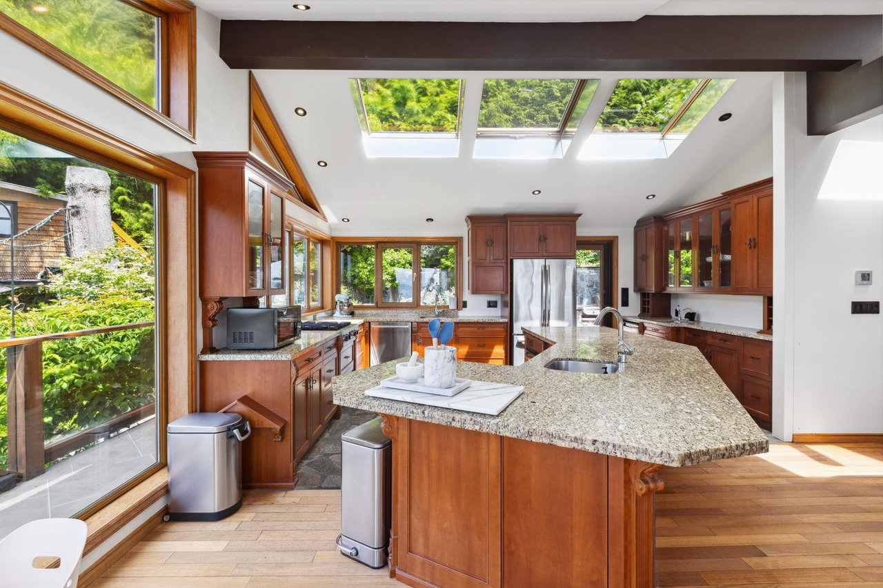 425 Mountain Dr