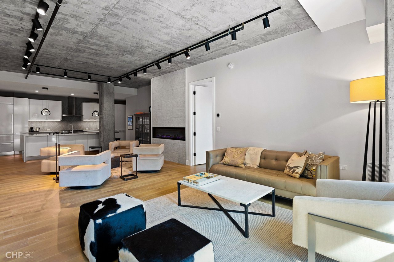 West Loop Luxury: 111 S Peoria St, #210