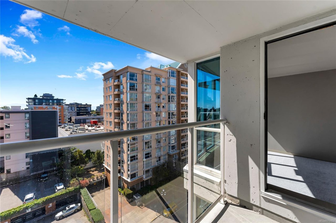 705-860 View St
