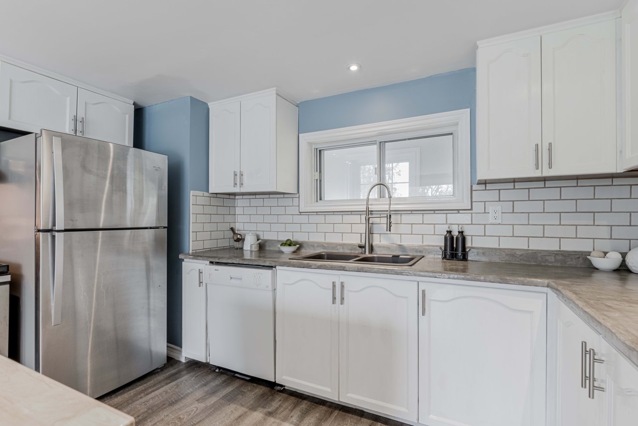 COLONIAL-STYLE HOME OFF LAKE SIMCOE