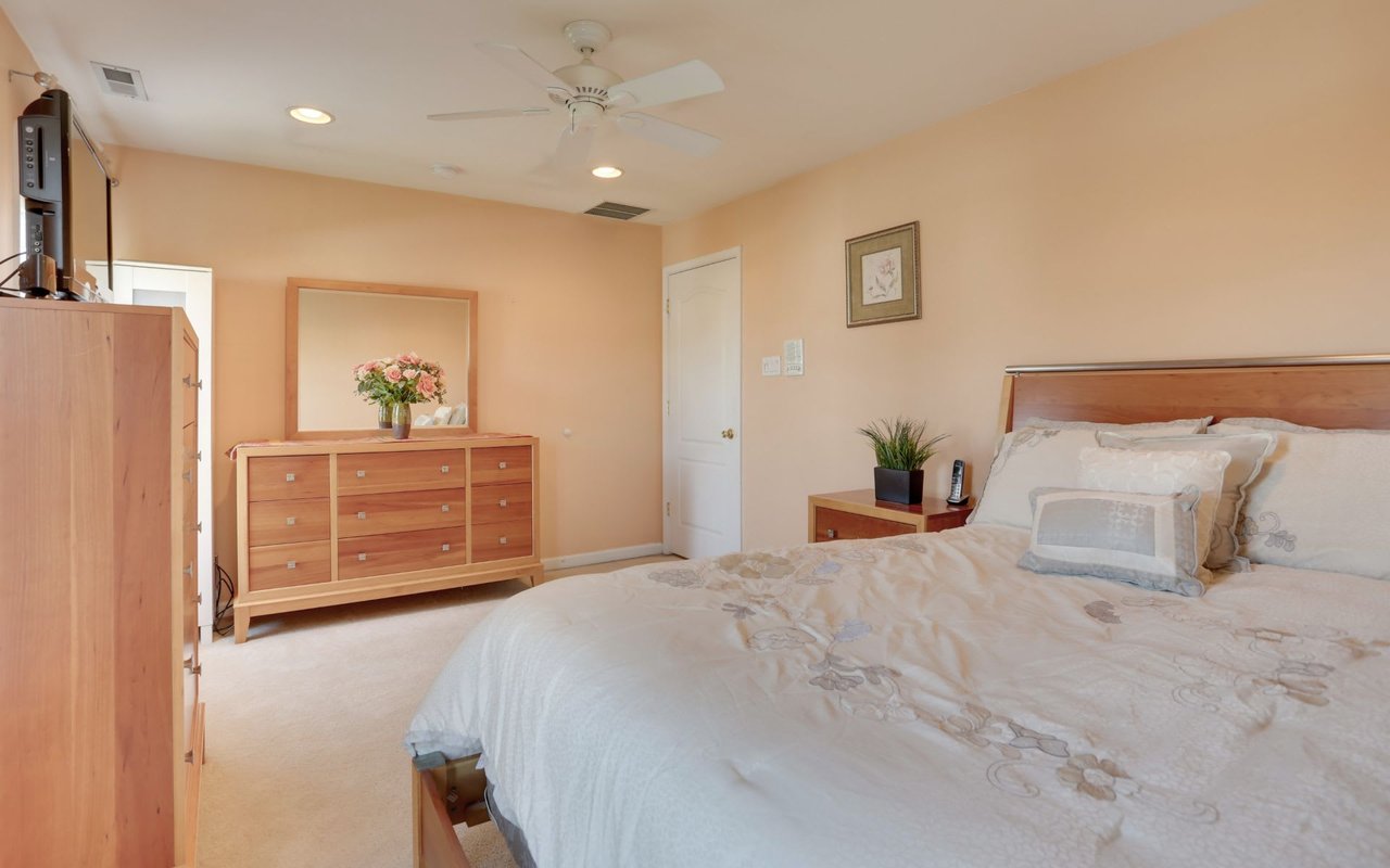 8 SHOREHAM CT